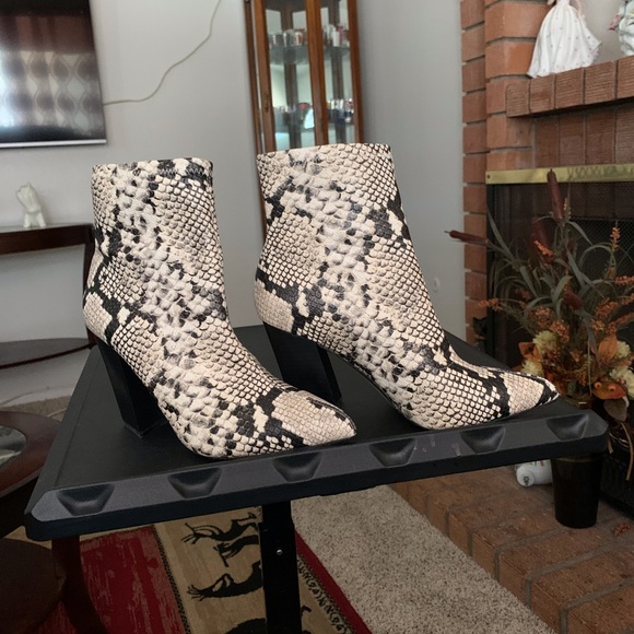 VINCE CAMUTO.  BOOTS - Picture 2 of 8